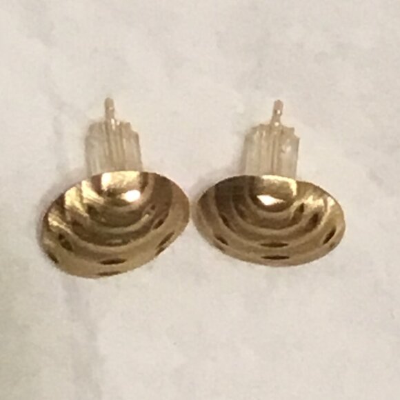 Very lovely 14K gold shell like etched stud earrings - Picture 11 of 12